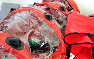 Lotnisko w Szymanach otrzymało specjalną odzież i komorę Bio-Bag. Sprzęt może zapobiec ewentualnej epidemii